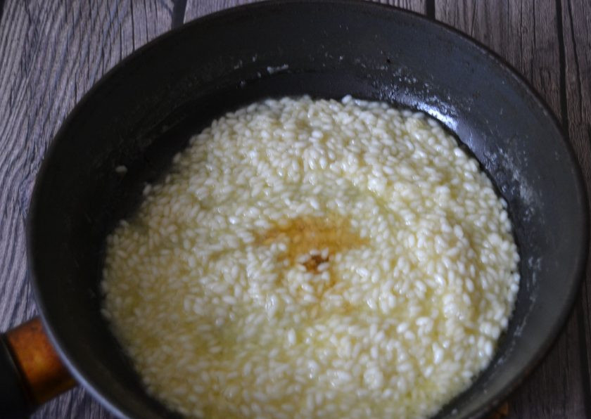 1. Этап. Ризотто с тыквой от Юлии Высоцкой: Влейте 1-2 столовых ложки вермута или портвейна, помешайте и продолжайте готовить.