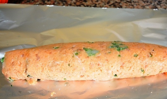 1. Этап. Рулет рыбный с нори: 3. С помощью пленки аккуратно сверните рулет и переложите его на фольгу.