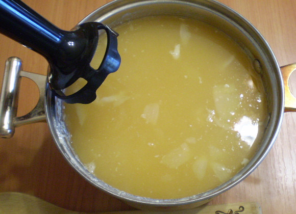 1. Этап. Гороховый суп-пюре с гренками: Готовый суп блендером пюрируйте.