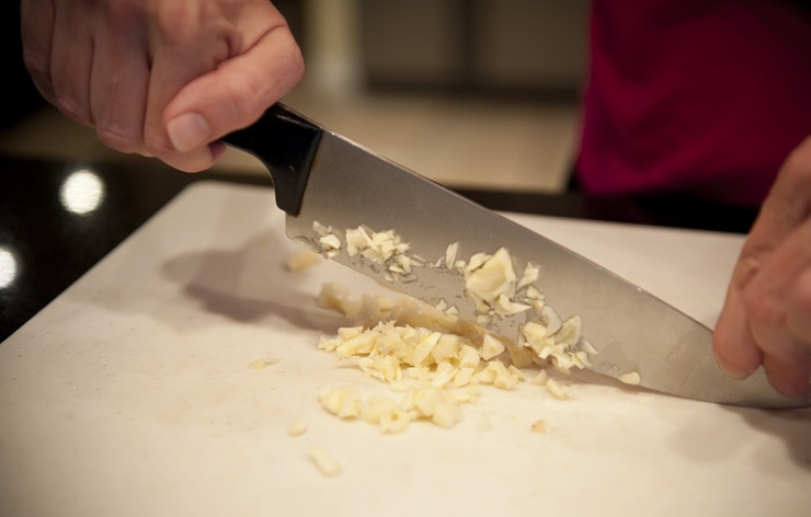 1. Этап. Карбонара со сливками: Ставим варить макароны. Хорошенько измельчаем чеснок.