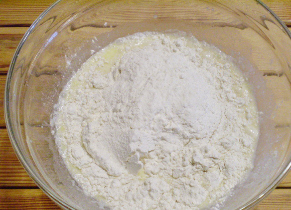 1. Этап. Печенье из дрожжевого теста: 6. Теперь вводим муку и вымешиваем некрутое тесто.