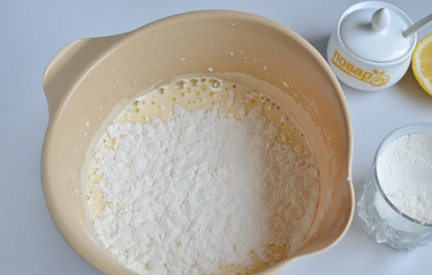 1. Этап. Бисквитный рулет Сладкий поцелуй: 5. Включите прогреваться духовку до 200 градусов. В яичную массу введите муку, перемешайте лопаткой или миксером на малых оборотах.