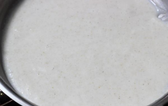 1. Этап. Овсянка для детей: 5. Когда каша загустеет, влейте оставшееся молоко или воду. Снова доведите до кипения — и через минуту овсянка для детей готова.