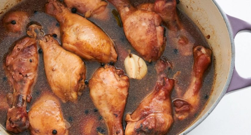 1. Этап. Куриные ножки в пикантном маринаде: 4. Достаньте казанок с духовки, опустите голени, которые всплыли в жидкости и опять поставьте в духовку на 45 минут.