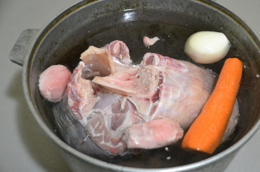 1. Этап. Холодец из говяжьих лыток: Утром слейте воду с говяжьей лытки, налейте чистую воду так, чтобы она покрывала лытку и была выше на 2-3 сантиметра. Добавьте лук и морковь, поставьте на самый медленный огонь.