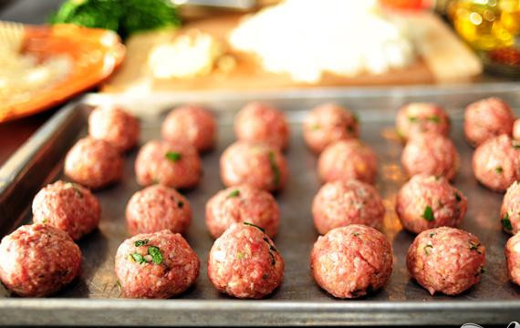 1. Этап. Спагетти с фрикадельками: Лепим фрикадельки из готового фарша. У вас должно получиться чуть больше 20-ти штук. Накрываем мясные шарики пленкой и отправляем в холодильник на 10-15 минут.