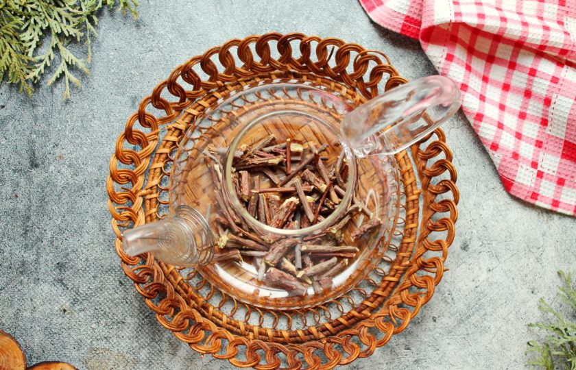 1. Этап. Чай с лимонником: Заварной чайник обварите кипятком и слейте воду. Веточки китайского лимонника порежьте на кусочки и сложите в чайник.