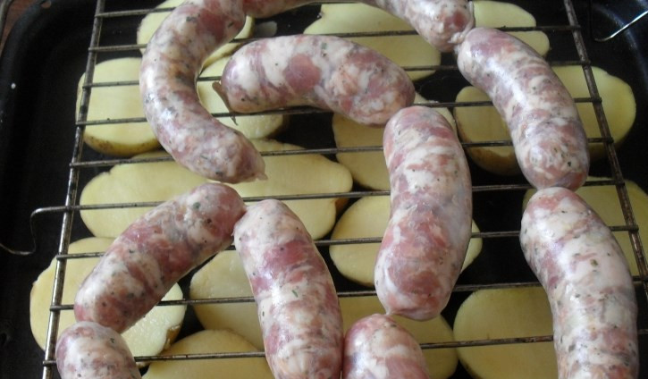1. Этап. Домашние колбаски в духовке: Колбаски классно подавать с картошкой: Разогреваем духовку до 180 С. Выкладываем снизу разрезанный картофель, сверху - колбаски. Запекаем минут 50.