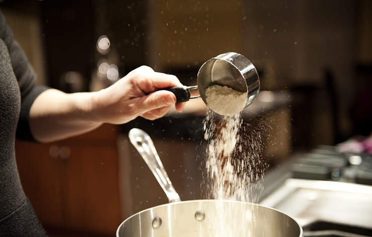 1. Этап. Картофельная запеканка с беконом: Добавляем муку и начинаем хорошенько размешивать, масло постепенно густеет