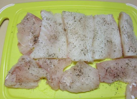 1. Этап. Треска с брокколи в духовке: Рыбу разделайте на куски. Все посолите, поперчите и сбрызните лимонным соком и оставьте мариноваться.