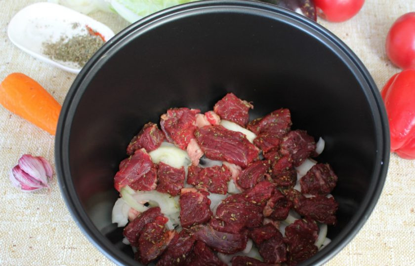 1. Этап. Домляма в мультиварке: Говядину нарезаем кусками и обваливаем в смеси специй и пряностей, солим и выкладываем следующим слоем.