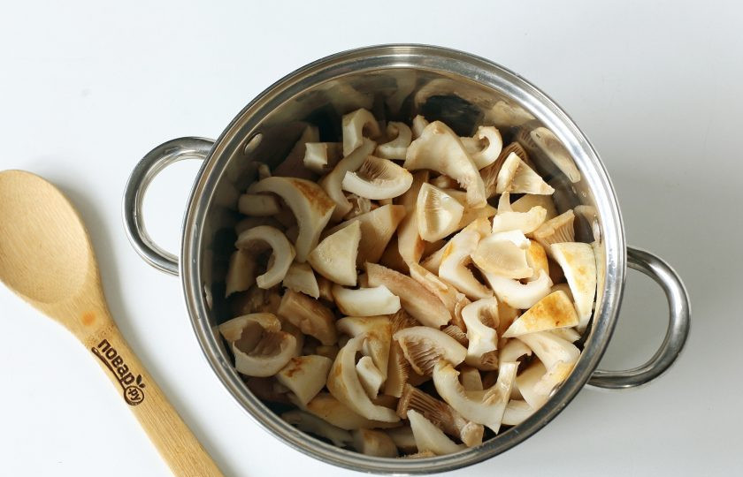 1. Этап. Жареные грузди с картошкой: Грибы замочите в холодной воде с 1 ст.л. соли на 30 минут или более, чтобы вся живность, если она есть, вылезла из грибочков. Затем хорошо их промойте и нарежьте кусочками.