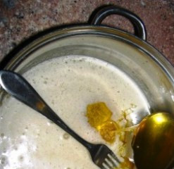 1. Этап. Торт Лакомка: 2. В получившуюся массу добавляем водку, соду, гашенную лимонным соком, ванилин и мед.