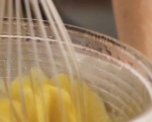 1. Этап. Семифредо с клубникой: Ставим миску с желтками на водяную баню. Взбиваем желтки с сахаром до густоты. Снимаем с водяной бани.