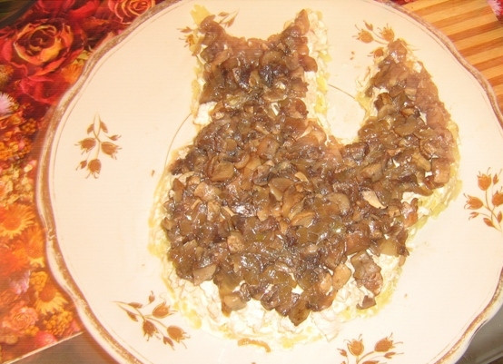 1. Этап. Салат Белочка: Нарежьте шампиньоны маленькими кусочками вместе с луком и потушите. Выложите третьим слоем на куриное филе.