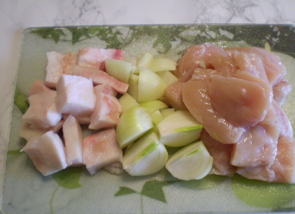 1. Этап. Котлеты из куриного филе: Порежьте всё удобными кусочками для мясорубки или блендера.