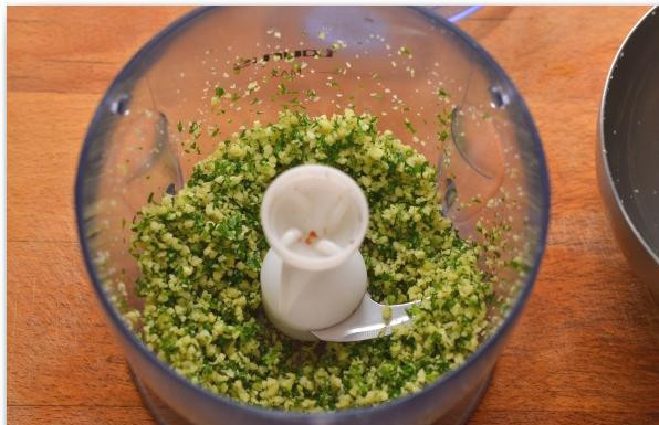 1. Этап. Фаршированные перцы и помидоры: Пока овощи в духовке, при помощи блендера измельчаем оставшийся миндаль и немножко петрушки.