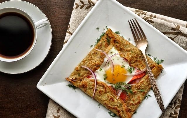 1. Этап. Ржаные блины с лососем: 5. Подавайте блины с зеленью, луком и добавьте соли по вкусу. Приятного аппетита!