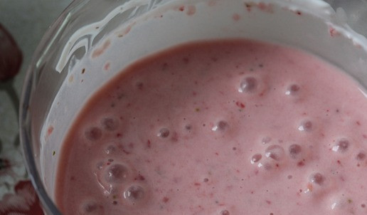 1. Этап. Бананово-клубничное мороженое: И хорошо взбить.