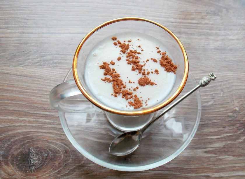 1. Этап. Салеп: Сразу перелейте по бокалам, посыпьте молотой корицей и сразу подавайте, пока напиток не покрылся пленкой.