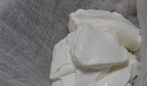 1. Этап. Торт Панчо: Сметану для подачи отвесить - на дуршлаг выложить марлю, на нее сметану и убрать на ночь в холодильник.