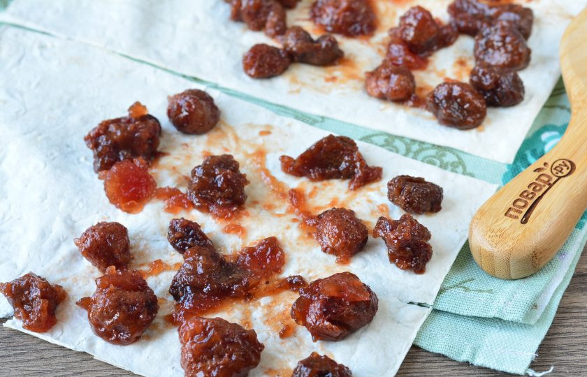 1. Этап. Рулет из лаваша с вареньем: Лаваш разверните, смажьте густым вареньем или джемом.