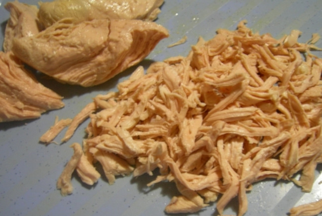 1. Этап. Салат на юбилей: 1. Курицу отварим и остудим. Нарежем мелко.