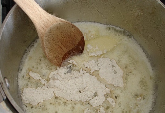 1. Этап. Лазанья с брокколи: 1. Первым делом необходимо отправить куриное филе в холодную воду и сварить до готовности. Что придает лазанье ее неповторимый вкус? Конечно же, соус Бешамель. Для его приготовления нужно растопить сливочное масло и добавить к нему муку.