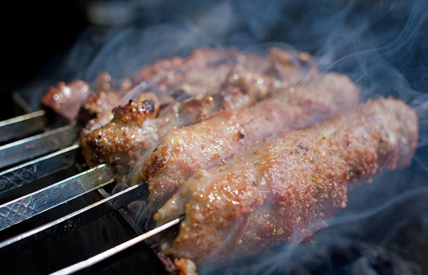 1. Этап. Фарш на шампурах: Жарим на костре или мангале минут 7-10, постоянно поворачивая. Смотрите, чтобы не подгорело. Готовый фарш на шампурах подаем на блюде с овощами и красным вином. Приятного аппетита!