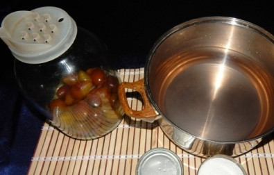 1. Этап. Компот из слив без стерилизации: Снова сливаем воду из банки в кастрюлю и добавляем сахар. Хорошо перемешиваем и доводим до кипения. Когда сироп закипел, заливаем в банку и закатываем крышкой.