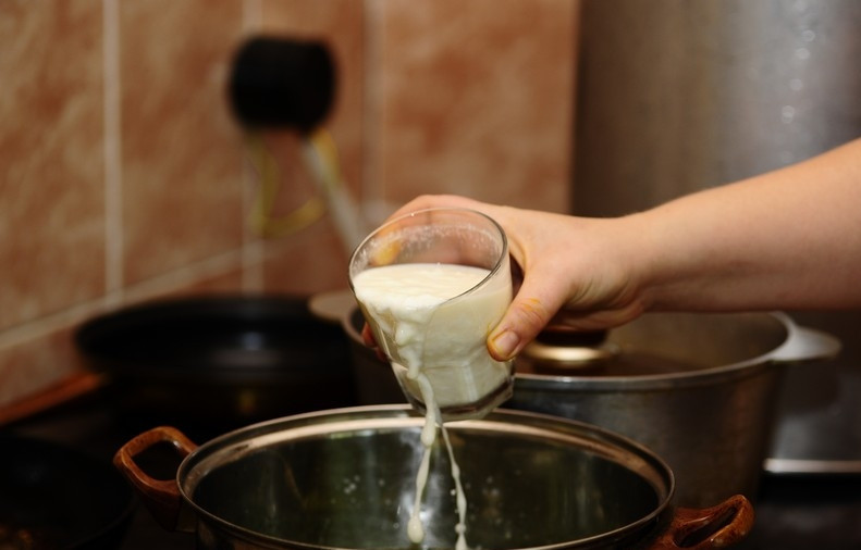 1. Этап. Суп из шпината замороженного: Вливаем сливки, доводим до кипения и снимаем с огня. Готово!