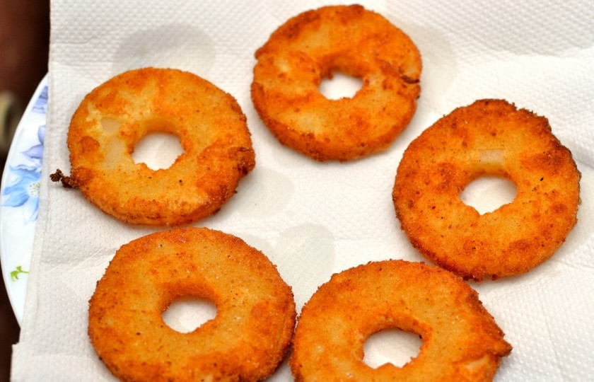 1. Этап. Ананасы в кляре: Обжаривайте ананасы в кляре с обеих сторон до хрустящей золотистой корочки. Затем выложите на бумажную салфетку, чтобы лишние масло стекло.