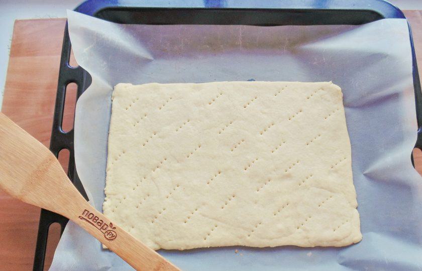 1. Этап. Краковское печенье: Пеките корж 8-10 минут. Снизу он должен немного подрумянится, а сверху оставаться светлым.