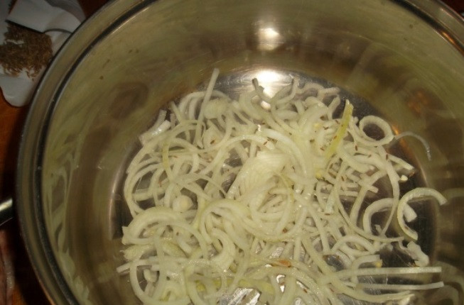 1. Этап. Шашлык из баранины по-узбекски: В посуду, где будет мариноваться мясо, выложите слой лука и присыпьте его парой щепоток зиры.