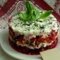 Салат двойной овощной с мясом Заранее отвариваем мясо, морковь, свеклу, картофель. Нарезаем все компоненты мелкими кубиками или натираем на тёрке, делим на 2 части для двух слоёв. Из белой бумаги сворачиваем кольцо по размеру тарелочки, скрепляем зубочистками и начинаем слоями выкладывать продукты:огурцы, морковь, лук, свекла. картофель, мясо, смазываем майонезом. Затем повторяем все компоненты и смазываем верхний слой майонезом. Снимаем аккуратно бумагу. получается вот такой овощной тортик. Украшаем наш салат зеленью, укропом.