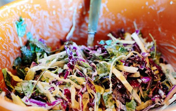 1. Этап. Такос с креветками: 3. Залить капусту с халапеньо приготовленной заправкой и перемешать. Накрыть крышкой и поставить в холодильник на пару часов. Перед подачей на стол перемешать салат с нарезанной зеленью кинзы.