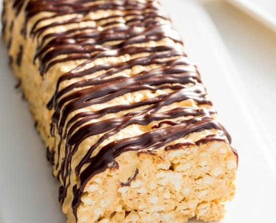 1. Этап. Торт Муравейник со сгущенкой: 13. Достаньте торт из формы и украсьте приготовленной шоколадной глазурью. Приятного аппетита!