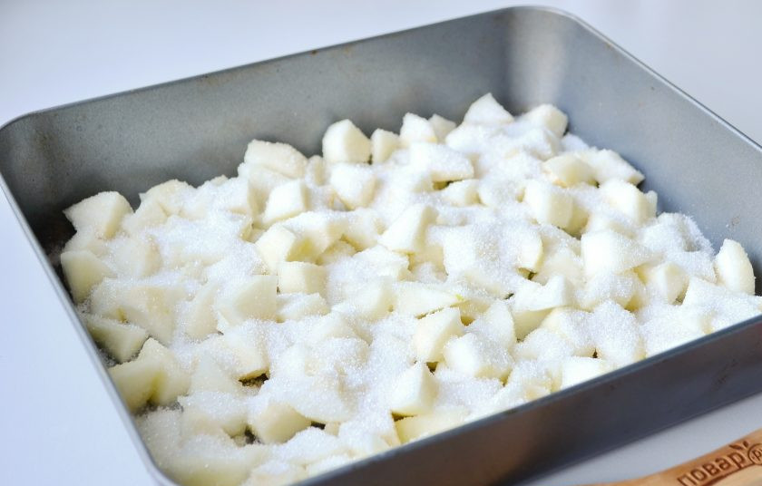 1. Этап. Варенье из груш в духовке: Посыпаем сахаром.