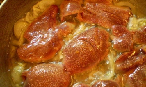 1. Этап. Печень утиная: 3. Обжаривайте, пока края печени не посветлеют. Затем посолите и добавьте красный молотый жгучий перец (по собственному вкусу).