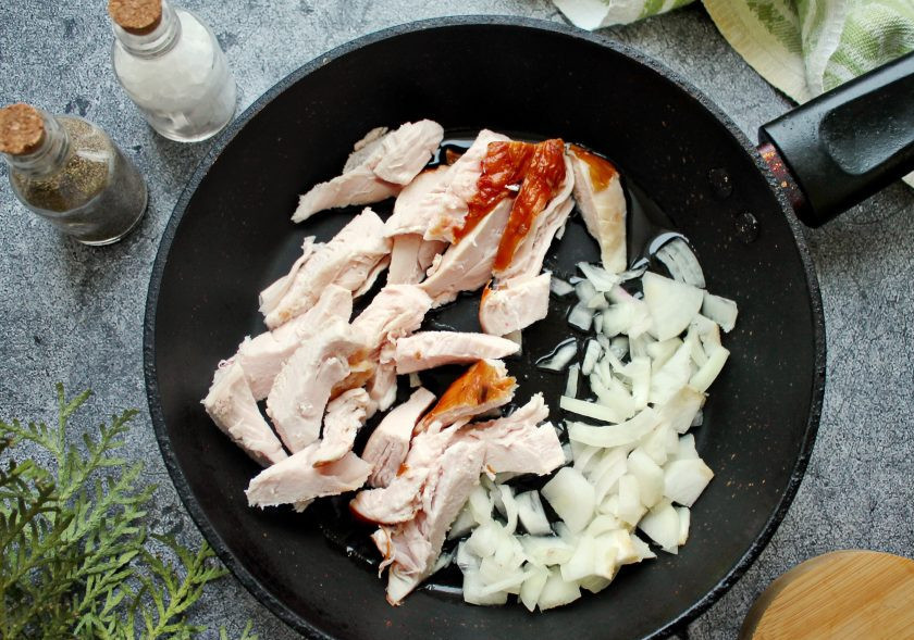 1. Этап. Гороховое пюре с копченой курицей: В сковороду налейте растительное масло, выложите мелко нарезанный репчатый лук. У копченой курицы удалите кожу, кости и порежьте на кусочки. Добавьте курицу к луку и обжаривайте в течение 5-7 минут, перемешивая.