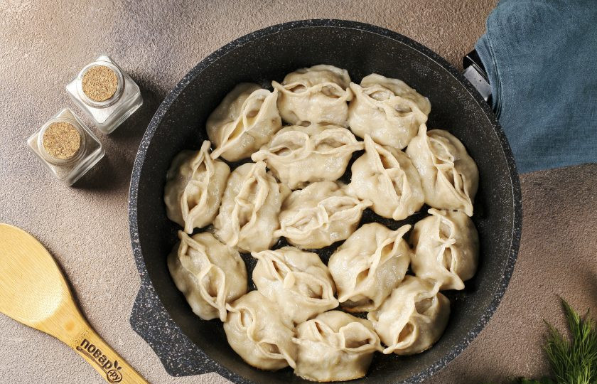 1. Этап. Манты без мантоварки: Манты без мантоварки готовы. Полейте их растопленным сливочным маслом или сметаной.