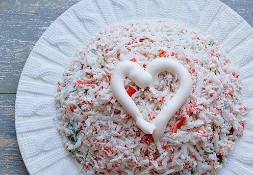 1. Этап. Салат с тунцом Новогодний шар: Крабовые палочки натереть на крупной тёрке поверх лука, смазать майонезом.