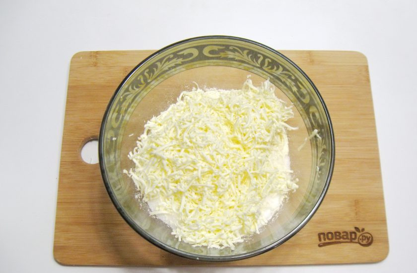 1. Этап. Яблочный пирог Джейми Оливера: Натрите на терке холодное сливочное масло прямо в миску с мукой и сахаром.