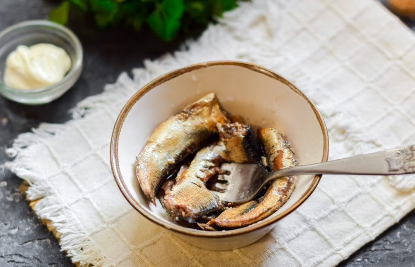 1. Этап. Салат Океан со шпротами: Шпроты разомните вилкой до однородности.