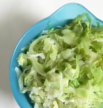 1. Этап. Запеканка из капусты и фарша: Слить воду через дуршлаг, промыть капусту под проточной холодной водой, дать стечь воде. Таким образом капуста останется зелёная.