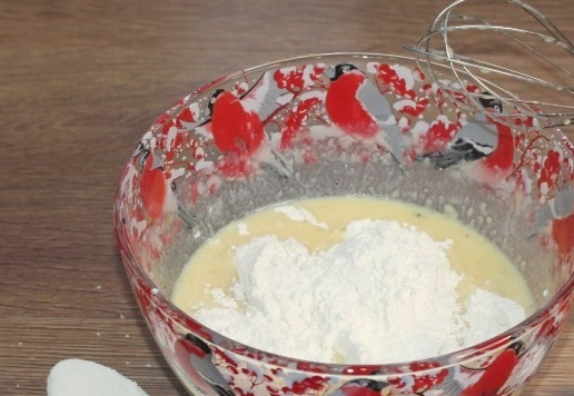 1. Этап. Блинные корзиночки с начинкой из тунца: 5. В кефирную смесь просеиваем муку (8 ст. л., без/г). Всыпаем соду (0,5 ч. л.) и замешиваем тесто без комочков. Даем минут 10 тесту настояться.