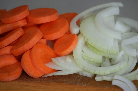 1. Этап. Постный суп из брокколи: Нарезаем лук и морковь так, как вам нравится.