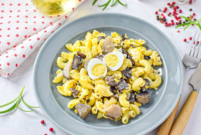 1. Этап. Макароны с грибами и яйцом: Макароны с грибами и яйцами готовы. Разложите блюдо по тарелкам и подавайте к столу. Приятного аппетита!
