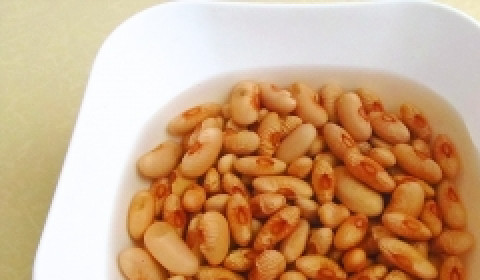 1. Этап. Крабовый салат с зеленым луком: Итак, для приготовления крабового салата с зеленым луком нам понадобится сухая красная фасоль, мы ее замочим на ночь в холодной воде, чтобы она не была жесткой и долго не варилась. Если сухой фасоли нет, вполне подойдет и фасоль консервированная.