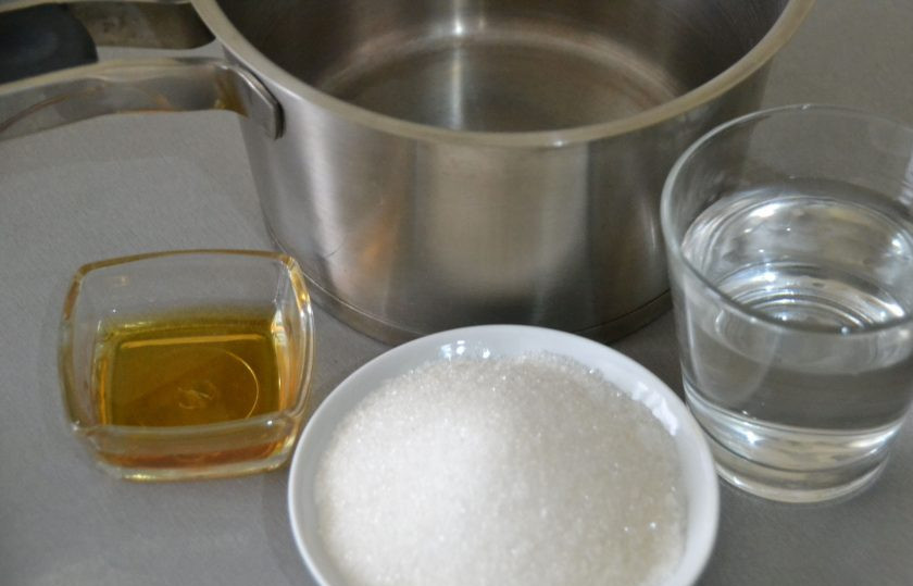 1. Этап. Мини-куличики на Пасху: Подготовьте сироп для пропитки, для этого растворите 3 ст.ложки сахара в 150 мл. воды, добавьте коньяк, слегка охладите.